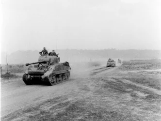Panzer auf dem Weg nach VIRE über die Panzerstraßen, ca. 1945